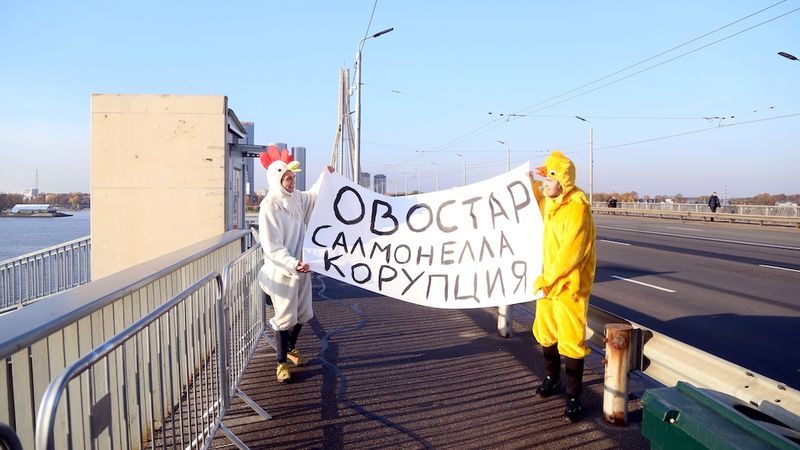 FOTO: Vīrieši cāļu kostīmos protestē pret ukraiņu olu produkciju Latvijā