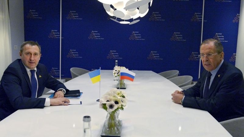 Pirmo reizi kopš krīzes sākšanās tikušies Krievijas un Ukrainas ārlietu ministri