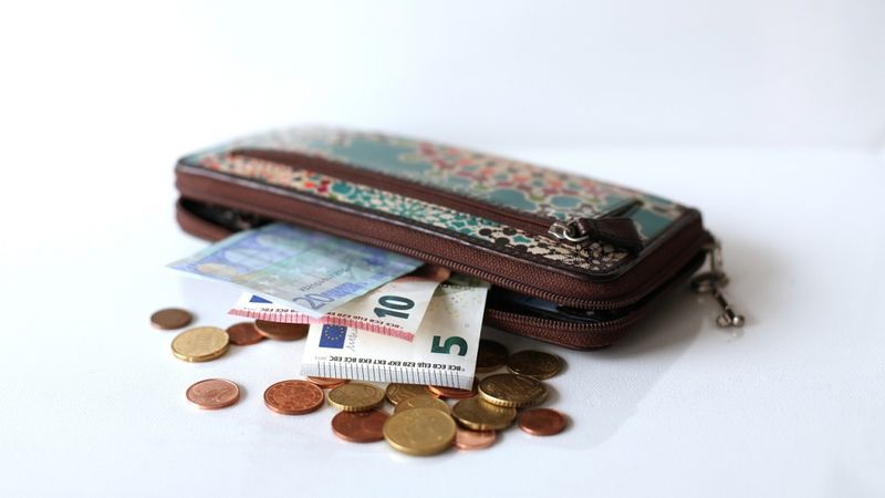 Maksa par pensiju un pabalstu piegādi dzīvesvietā nākamgad nemainīsies