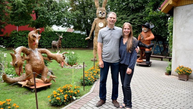 FOTO, VIDEO: Tukumā tukšus salmus nekuļ, bet gan iegulda tos biznesā