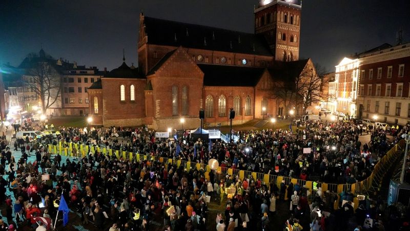 Protestā pret izstāšanos no Stambulas konvencijas pulcējas vismaz 10 000 cilvēku