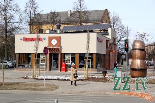 Jelgavniekiem nepatīk Hesburger strūklaka