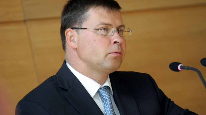 Dombrovskis: ar Āboltiņu saistītā Latvijas auto jautājumu vēl skatīs