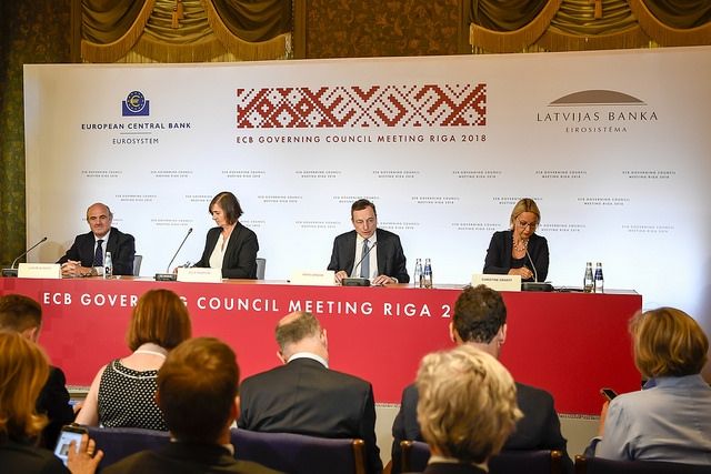 FOTO: Rīgā notikusi ECB sēde, kurā lemts par aktīvu programmas pārtraukšanu decembrī