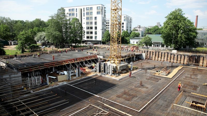 FOTO: Investējot 58 miljonus eiro, uzsāk jauna dzīvojamā kvartāla celtniecību