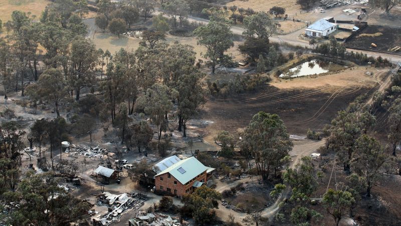 Austrāliju plosa postoši savvaļas ugunsgrēki
