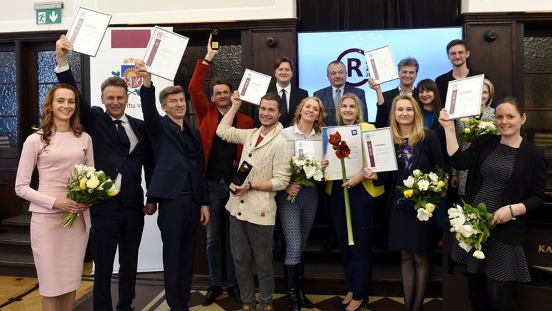FOTO:Apbalvoti konkursa Gada preču zīme 2017 uzvarētāji