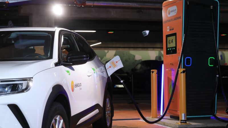 FOTO: Elektrum Drive atklāj lielāko uzlādes parku Igaunijā