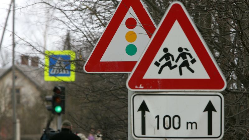 Uz Ventspils novada ceļiem aktīvi uzdarbojas zīmju zagļi