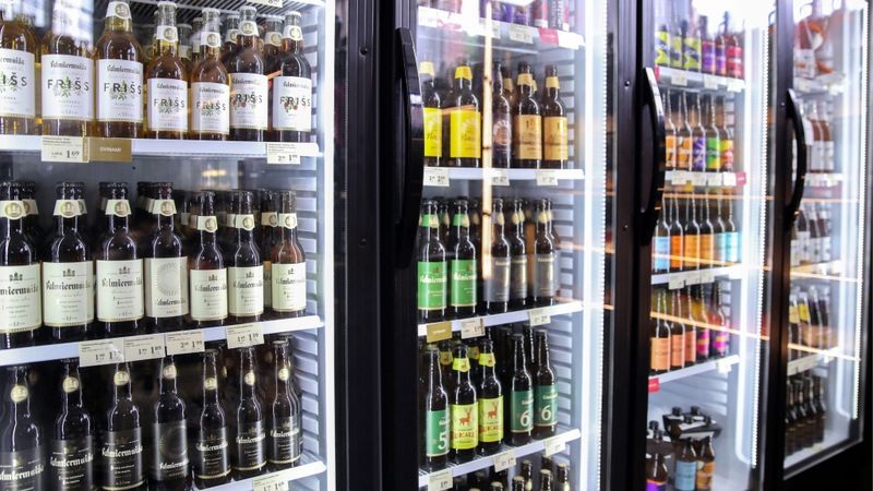 Saeima ierobežo alkohola tirdzniecības laiku