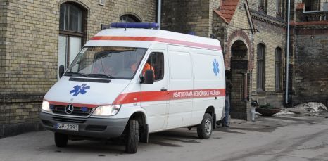 Četri ierēdņi pārbaudīs ātrās palīdzības konkursu