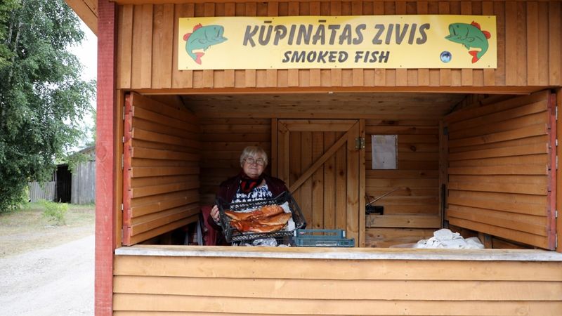 FOTO: Piejūras ciemos kūpinātas zivis kļuvušas dārgākas