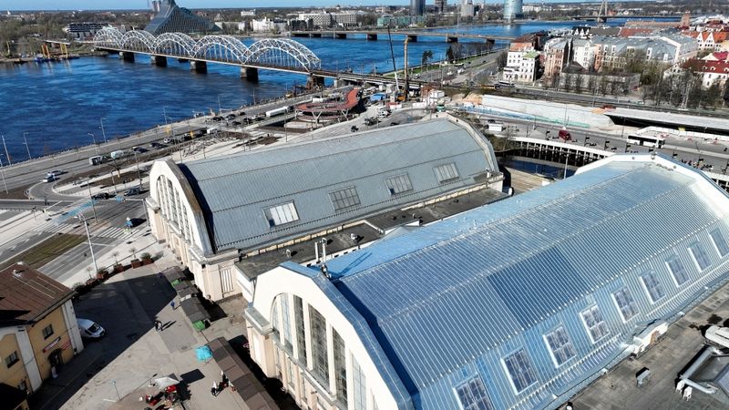 Pabeigta Rīgas Centrāltirgus sakņu paviljona jumta seguma maiņa