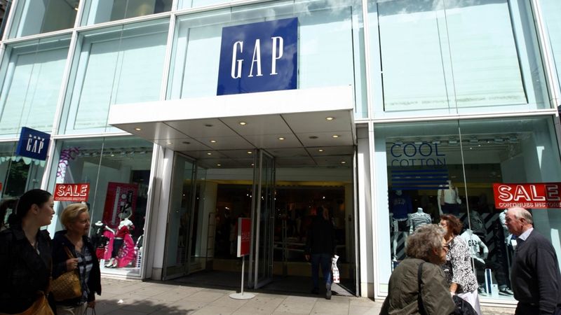 ASV apģērbu tirgotājs Gap tiks sadalīts divos uzņēmums un slēgs 230 veikalus