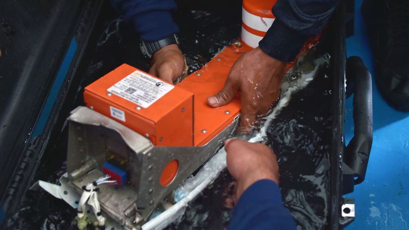 Indonēzijas akvalangisti atraduši AirAsia lidmašīnas «melnās kastes»