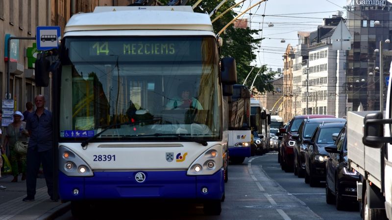 Vāc parakstus «par tīra gaisa nodrošināšanu Rīgā», ierobežojot autotransportu