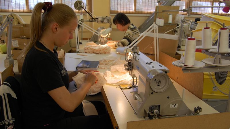 Bezdarbniekus vilina uz šūšanas uzņēmumiem