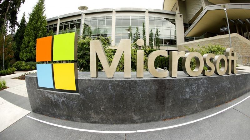 Microsoft akcijas cena augusi par 43% - par turpmāko virzienu domas dalās