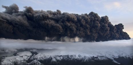 Papildināta - Vulkāna pelni paralizēs gaisa satiksmi vismaz līdz plkst. 19