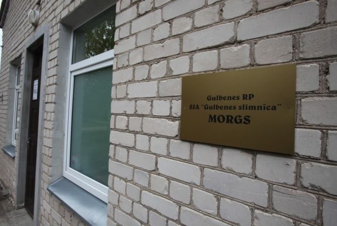 Gulbenē sievieti dzīvu aizved uz morgu