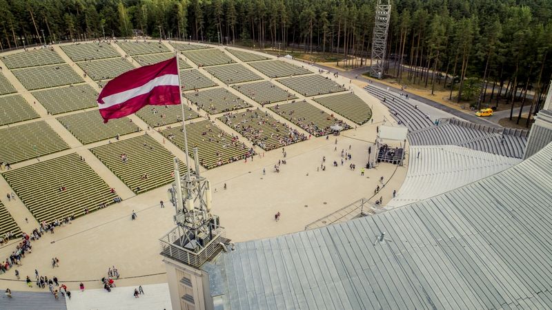 FOTO: Steidz izmantot iespēju aplūkot atjaunoto Mežaparka estrādi
