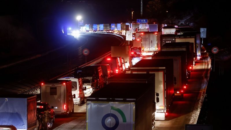 Uz Vācijas un Čehijas robežas garas kravas mašīnu rindas