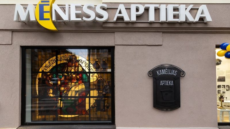 Mēness aptiekā Kamēlija svinīgi atklāta Teņa Graša vitrāža Dziesma