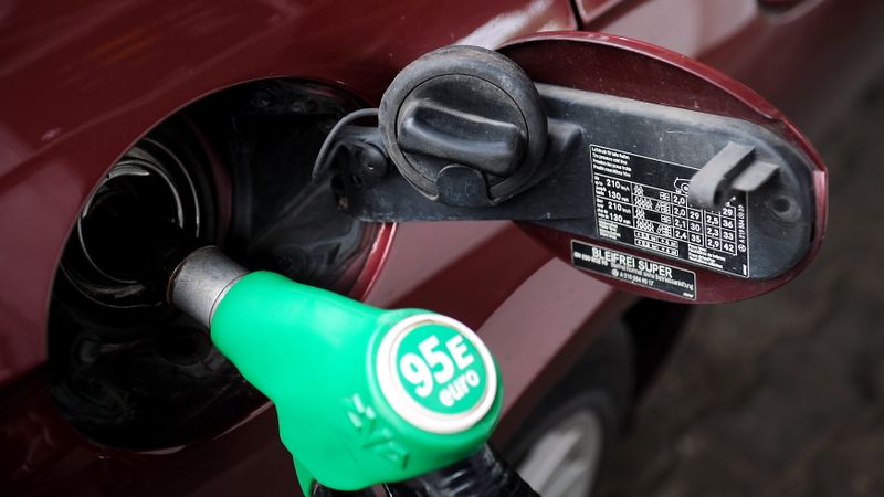 Lielākā daļa degvielas uzpildes staciju samazinājušas cenas