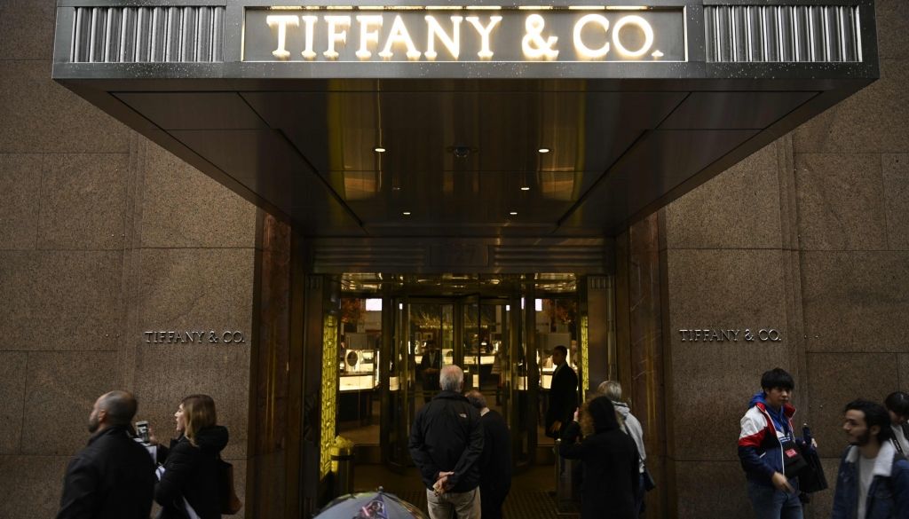 LVMH sarunu procesā par iespējamu Tiffany pārņemšanu