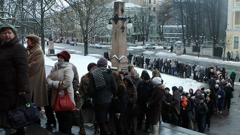 Pie Latvijas Nacionālā mākslas muzeja izveidojusies pamatīga pēdējo apmeklētāju rinda