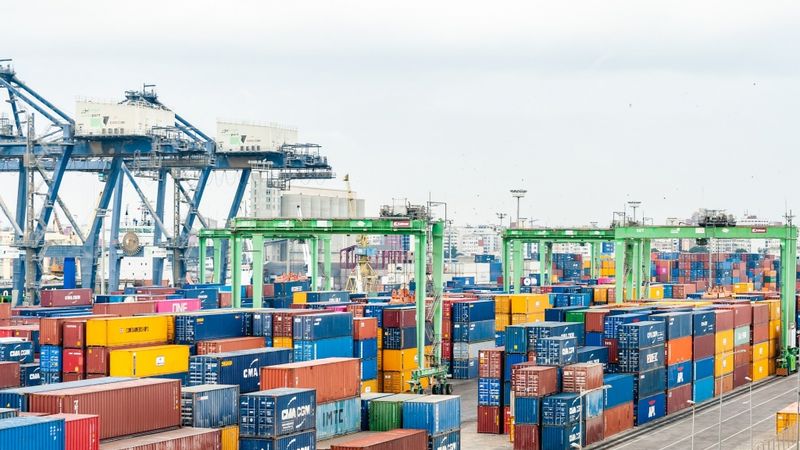 Maersk nolēmis pilnībā pārtraukt darbu Krievijā
