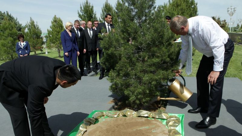 Bērziņš stāda koku Turkmenistānas Neatkarības pieminekļa goda viesu alejā