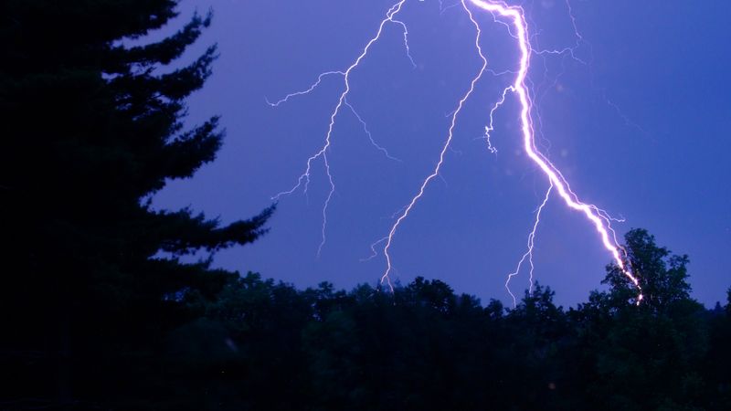 Negaisi Latvijā bez elektrības pametuši četrus tūkstošus mājsaimniecību