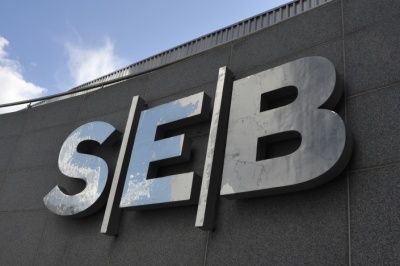 Mainās banku pozīcijas; smags kritums SEB bankai