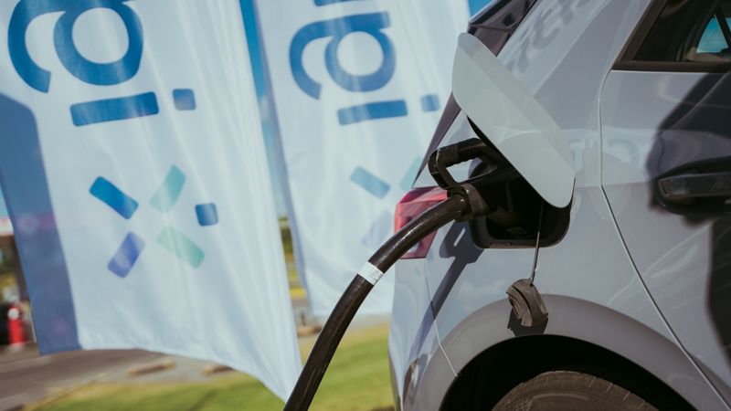 Ignitis Latvija investēs trīs miljonus eiro elektroauto uzlādes tīkla izveidē pie Hesburger