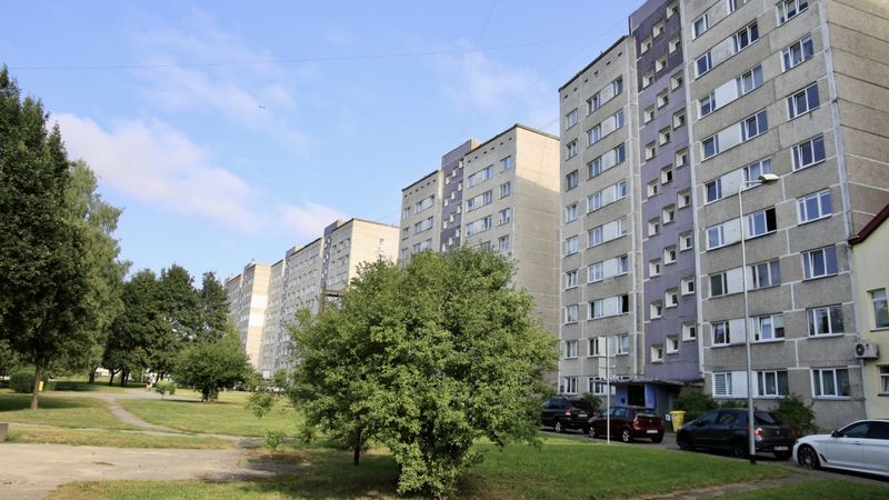 Pēc divu gadu pārtraukuma novērota sērijveida dzīvokļu cenu lejupslīde