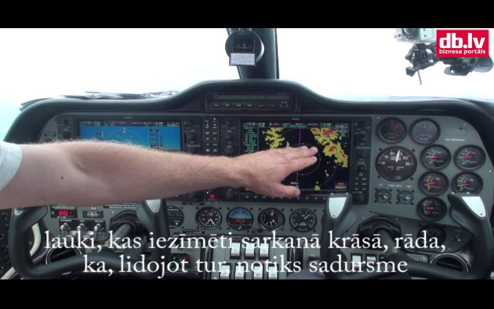 Lietuviešu aviācijas pārstāvji lidojuma laikā stāsta par jauno lidmašīnu un aviācijas tendencēm