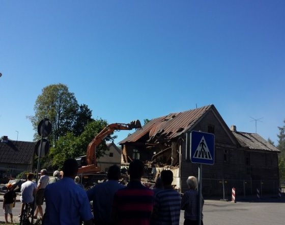 FOTO: Sākt nojaukt Aizputes šekumu