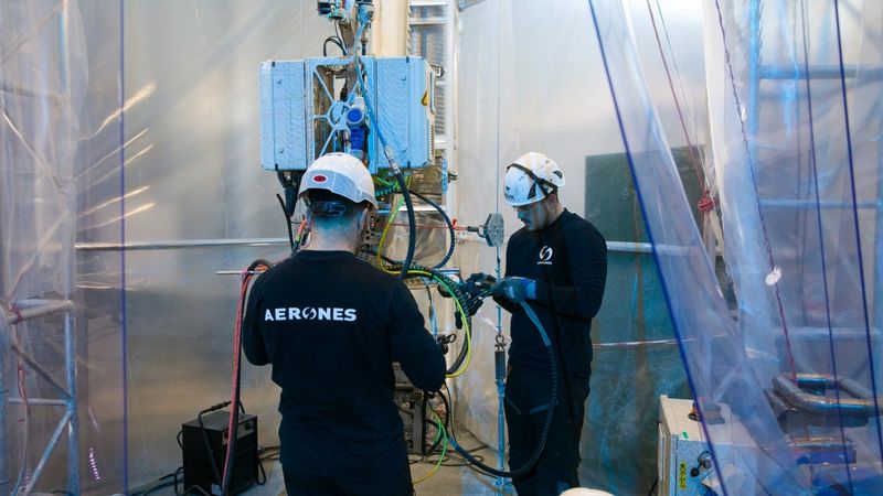 FOTO: Aerones demonstrē modulāru robotu vēja turbīnu apkopei