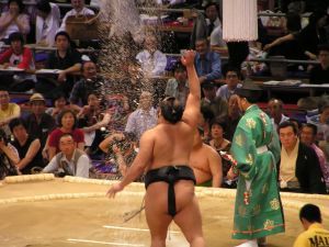 Sumo cīkstonis no veikala Maskavā nozadzis bankomātu