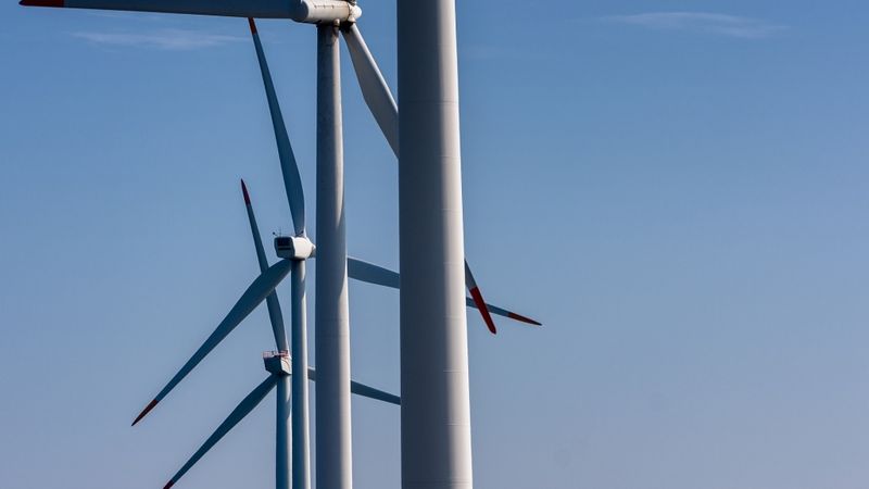 Investējot 250 miljonus eiro, būvēs Latvijā lielāko vēja elektrostaciju parku