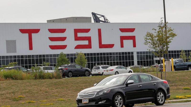 Masks: Tesla aiziešanā no biržas ieinteresēts Saūda Arābijas valsts investīciju fonds
