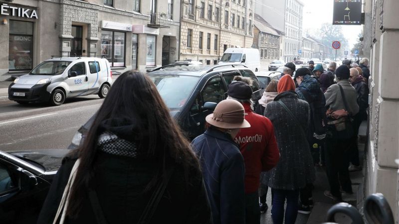 Rinda pie veikala un preču izķeršana - realitāte Tallinas ielā