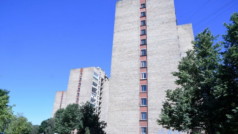Sērijveida dzīvokļu cenas turpina lejupslīdi