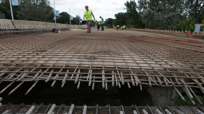 Kārļa Ulmaņa gatves pārvadā pabeigti demontāžas darbi un uzsākta betonēšana