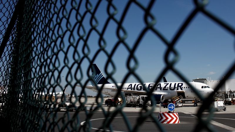 13 000 grūtībās nonākušās Francijas aviokompānijas Aigle Azur pasažieru joprojām iestrēguši lidostās