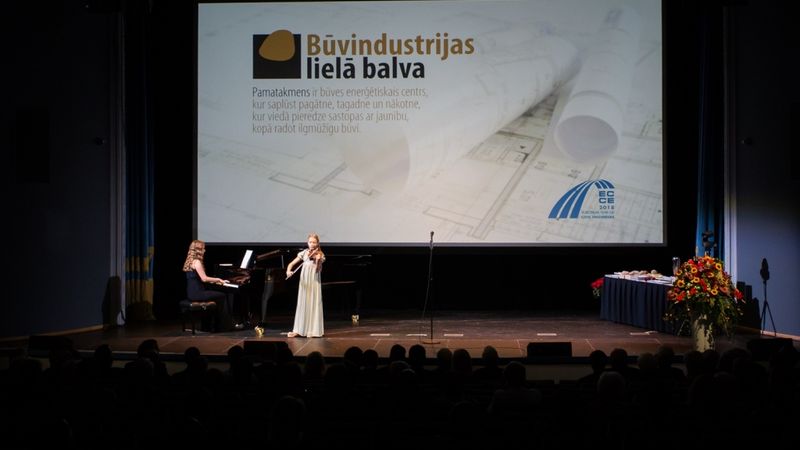 FOTO: Būvindustrijas lielo balvu 2018 saņem 12 nozares pārstāvji