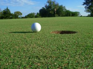 Kuba atļauj ārvalstu investīcijas tūrisma nozarē; prioritāte - golfs