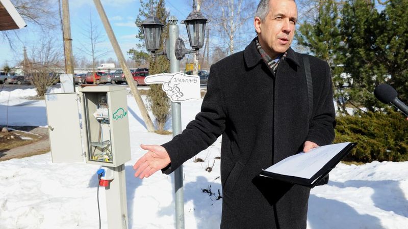 Pirmo elektromobiļu uzlādes vietu ārpus apdzīvotajām vietām atklāj Jelgavas novadā