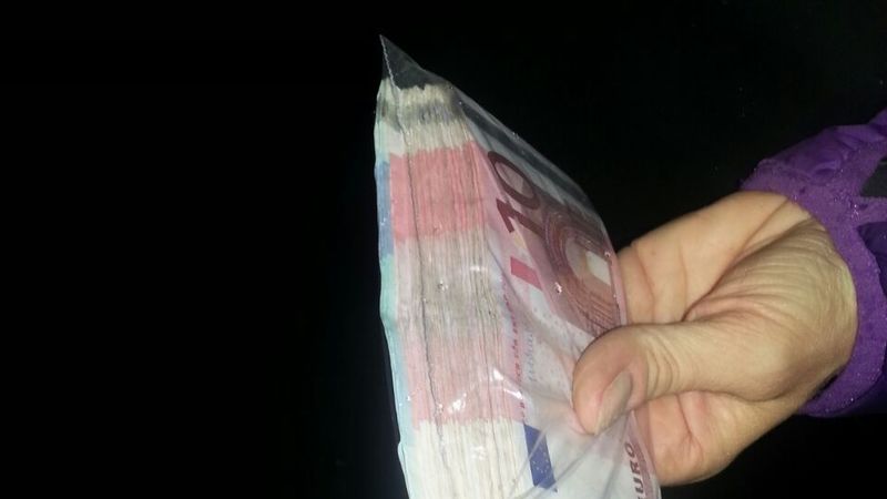 Ceļu policijas darbiniekiem mēģina dot kukuli 800 eiro apmērā